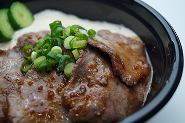 牛タンとろろ丼